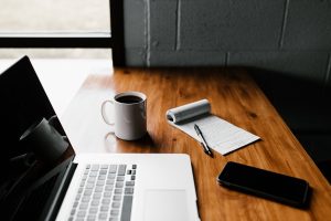 Travail hybride Bureau, ordinateur, café, bloc-notes